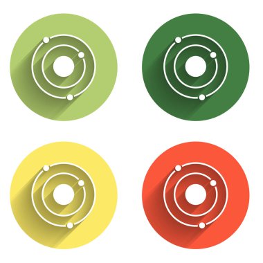 Güneş sistemi simgesini uzun gölge arkaplanı ile izole et. Gezegenler yıldızın etrafında dönerler. Renkli daire düğmesi. Vektör.