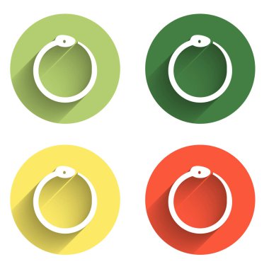 Ouroboros simgesinin uzun gölge arkaplanı ile izole edilmiş Sihirli sembolünü ayarla. Yılan kendi kuyruğunu ısırıyor. Hayvan ve sonsuzluk, mitoloji ve yılan. Renkli daire düğmesi. Vektör.
