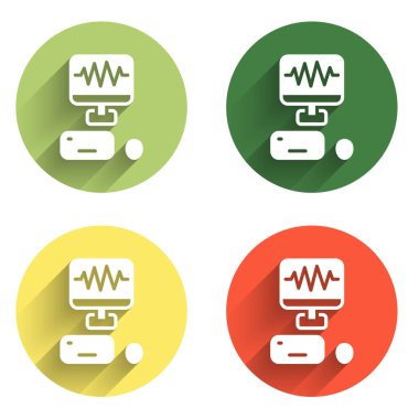 Profesyonel ekipman ikonuna sahip, uzun gölge arkaplanlı müzik ses kayıt stüdyosu kontrol odasını ayarla. Renkli daire düğmesi. Vektör.