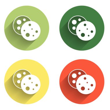 Kurabiye ya da bisküviyi uzun gölgeli çikolata ikonu ile izole et. Renkli daire düğmesi. Vektör.