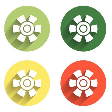 Güneş simgesini uzun gölge arkaplanı ile izole et. Renkli daire düğmesi. Vektör.