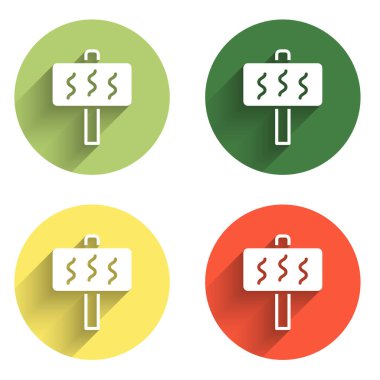 Sauna simgesini uzun gölge arkaplanı ile izole et. Renkli daire düğmesi. Vektör.