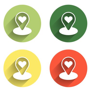 Kalp simgesine sahip harita işaretçisini uzun gölge arkaplanı ile izole et. Sevgililer Günü. Aşk yeri. Romantik harita iğnesi. Renkli daire düğmesi. Vektör.