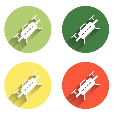 İHA uçan simgesini uzun gölge arkaplan ile izole et. Video ve fotoğraf makinesi sembollü dörtlü helikopter. Renkli daire düğmesi. Vektör.
