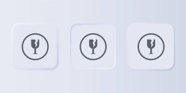 Gri arka planda izole edilmiş teslimat kutuları için gri kırılgan cam sembol. Kare düğmelere simgeleri yerleştir. Vektör.