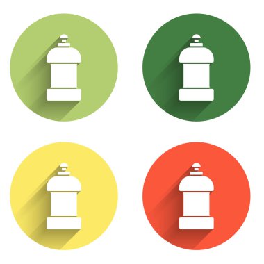 Plastik şişeyi çamaşır deterjanı, çamaşır suyu, bulaşık deterjanı ya da uzun gölgeli başka bir temizlik malzemesi için ayarla. Renkli daire düğmesi. Vektör.