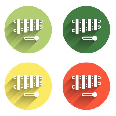 Ksilofon ayarla - 13 tahta çubuklu müzik aleti ve uzun gölge arkaplanlı iki perküsyon tokmağı simgesi. Renkli daire düğmesi. Vektör.