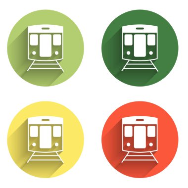 Tren ve demiryolu simgesini uzun gölgeli bir şekilde izole edin. Toplu taşıma sembolü. Metro treni nakliyesi. Metro yeraltı. Renkli daire düğmesi. Vektör.