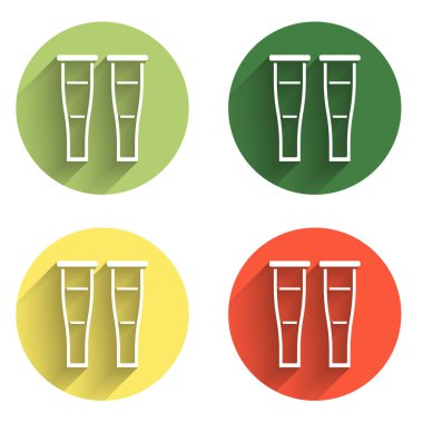 Koltuk değneği veya koltuk değneği simgesini uzun gölge arkaplanı ile izole et. Kas iskeleti hastalığı olan insanların rehabilitasyonu için gerekli ekipman. Renkli daire düğmesi. Vektör.