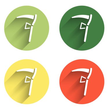 Scythe simgesini uzun gölge arkaplanı ile izole et. Mutlu Cadılar Bayramı Partisi. Renkli daire düğmesi. Vektör.