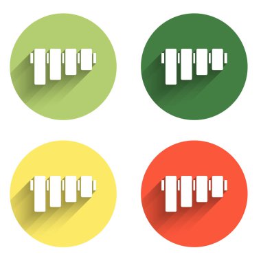 Pan flüt simgesini uzun gölge arkaplanı ile izole et. Geleneksel Peru müzik aleti. Peru, Bolivya ve Meksika 'dan halk enstrümanı. Renkli daire düğmesi. Vektör.