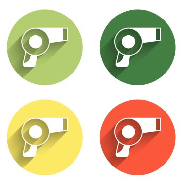 Saç kurutma makinesi simgesini uzun gölge arkaplanı ile izole et. Saç kurutma makinesi tabelası. Saç kurutma sembolü. Sıcak hava üflüyor. Renkli daire düğmesi. Vektör.