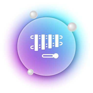 Beyaz ksilofon. Beyaz arkaplanda 13 tahta çubuk ve iki perküsyon tokmağı olan bir müzik aleti. Mavi ve mor eğimli çember arkaplan. Vektör.