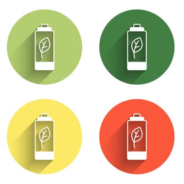 Eko doğa yaprağı ve batarya simgesini uzun gölge arkaplanı ile izole et. Enerji, ekoloji tasarruf kavramına dayanır. Renkli daire düğmesi. Vektör.