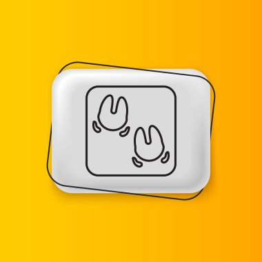 Sarı arka planda izole edilmiş Kara Yaban domuzu ayak izi ikonu. Gümüş dikdörtgen düğme. Vektör.