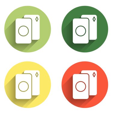 Kart oynatma simgesini uzun gölge arkaplanı ile izole et. Kumarhane kumarı. Renkli daire düğmesi. Vektör.