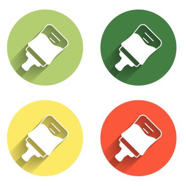 Bebek şişe simgesini uzun gölgeli izole et. Beslenme şişesi simgesi. Süt şişesi tabelası. Renkli daire düğmesi. Vektör.