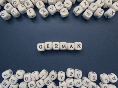  Word Almanca karanlık bir arka plan üzerinde beyaz küçük küpler   