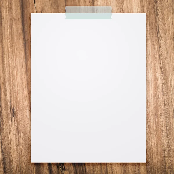 Prázdný dokument white paper list klacek na dřevo textury pozadí. — Stock fotografie