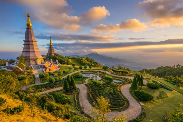 Paisaje de dos pagodas en Doi Inthanon. Chiang Mai. Tailandia . — Foto de Stock