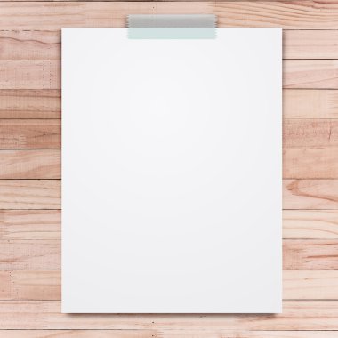 Boş beyaz kağıt levha sopa ahşap arka plan üzerinde.