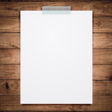 Boş beyaz kağıt levha sopa ahşap arka plan üzerinde.