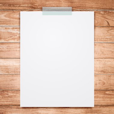 Boş beyaz kağıt levha sopa ahşap arka plan üzerinde.