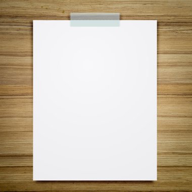 Boş beyaz kağıt levha sopa ahşap arka plan üzerinde.