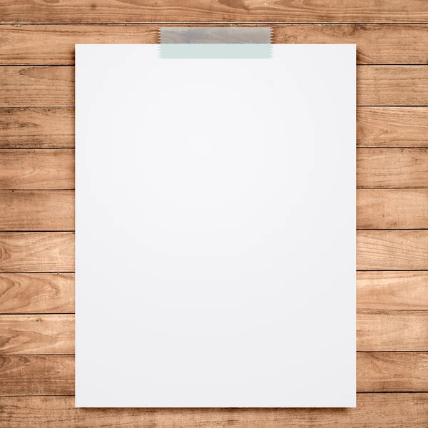 Leeres weißes Papier Blatt Stick auf Holz Hintergrund. — Stockfoto