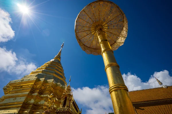 Пагода Дои Сутеп под Голубым Небом. Чиангмай. Таиланд . — стоковое фото