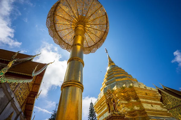 Пагода Дои Сутеп под Голубым Небом. Чиангмай. Таиланд . — стоковое фото