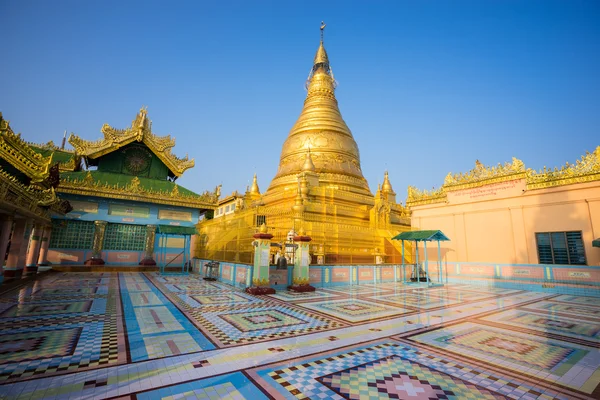 Binnenkort Oo Ponya Shin pagode, Sagaing, Mandalay, Myanmar. — Stockfoto