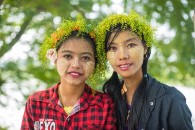 Genç Myanmar kızlarla thanaka yüzünde mutluluk olduğunu