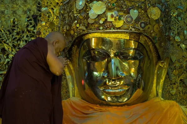 Der leitende Mönch wäscht Mahamuni-Buddha-Bild im Ritual der Gesichtswäsche des Buddha-Bildes jeden Morgen um 4 Uhr. — Stockfoto