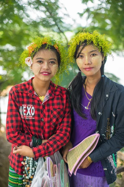 Joven Myanmar niñas con thanaka en su cara es la felicidad — Foto de Stock