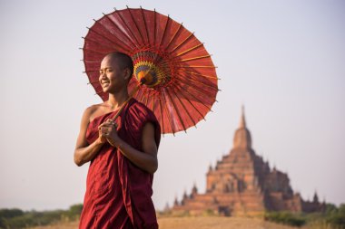 acemi monk ile kırmızı şemsiye Sulamani pagodadan önünde yürüyüş.