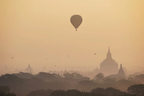 Prostý Bagan v mlhavé ráno, staré Bagan. — Stock fotografie