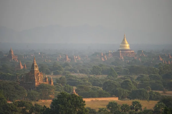 Pagoda krajina v nížině bagan, myanmar (Barma) — Stock fotografie