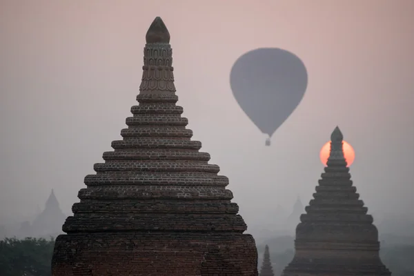 Sıcak hava balonu üzerinde düz bagan puslu sabah, myanmar — Stok fotoğraf