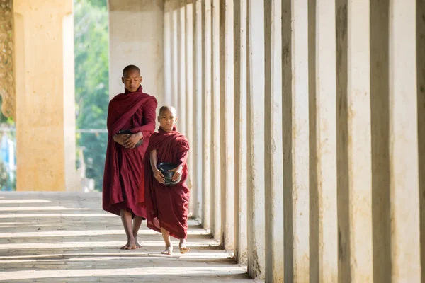 Buddhističtí mniši chůze v Shwezigon chrámu — Stock fotografie