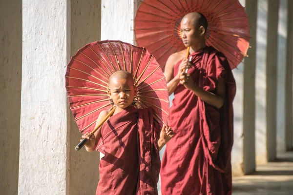 Монах буддист, идущий в храм Швецигона. Мьянма . — стоковое фото