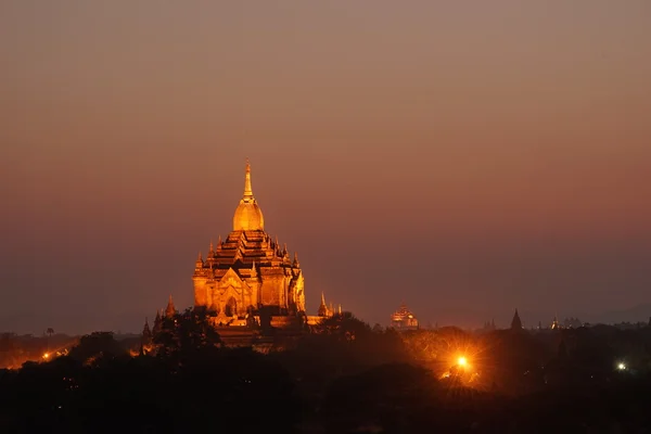 Iluminação de templo antigo no crepúsculo . — Fotografia de Stock