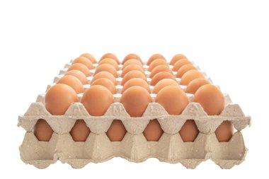 Tavuk yumurtaları, beyaz arka planda izole edilmiş geri dönüşümlü kağıttan yapılmış karton paketin içinde tazedir. kırpma yolu ile.