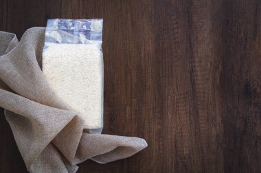 Elleri şeffaf plastik torba içinde, üzerinde peçete olan pirinç, Tayland Jasmine pilavı..