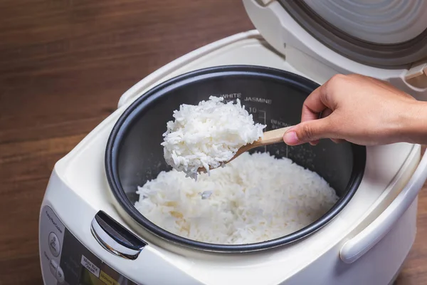 증기로 밥솥에서 재스민 요리를 재스민 — 스톡 사진