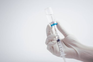 Laboratuvarda doktor ya da bilim adamı tıbbi ilaç enjeksiyonu için içinde sıvı aşılar olan bir şırınga tutuyor. Covid 19 Corona virüs enfeksiyonunu tedavi etmek için tedavi. 