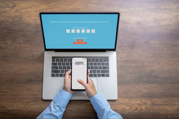 Kadın eli doğrulama süreci için tek seferlik bir parola girin, Mobil OTP güvenli doğrulama yöntemi, 2 adımlı kimlik doğrulama web sayfası.