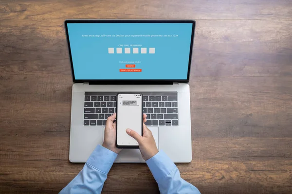 女性の手は 検証プロセスのためのワンタイムパスワードを入力します モバイルOtpセキュア検証方法 2ステップ認証Webページ — ストック写真