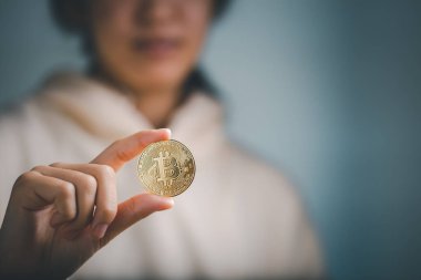 Bitcoin, Bitcoin kadının elinde, dijital şifreleme çevrimiçi, sanal gelecek para birimi konsepti. 