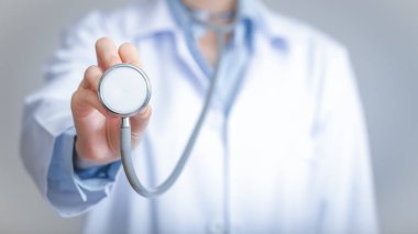 Doktorun steteskopu, sağlık hizmeti konseptini kontrol etme zamanının geldiğini ima ediyor..